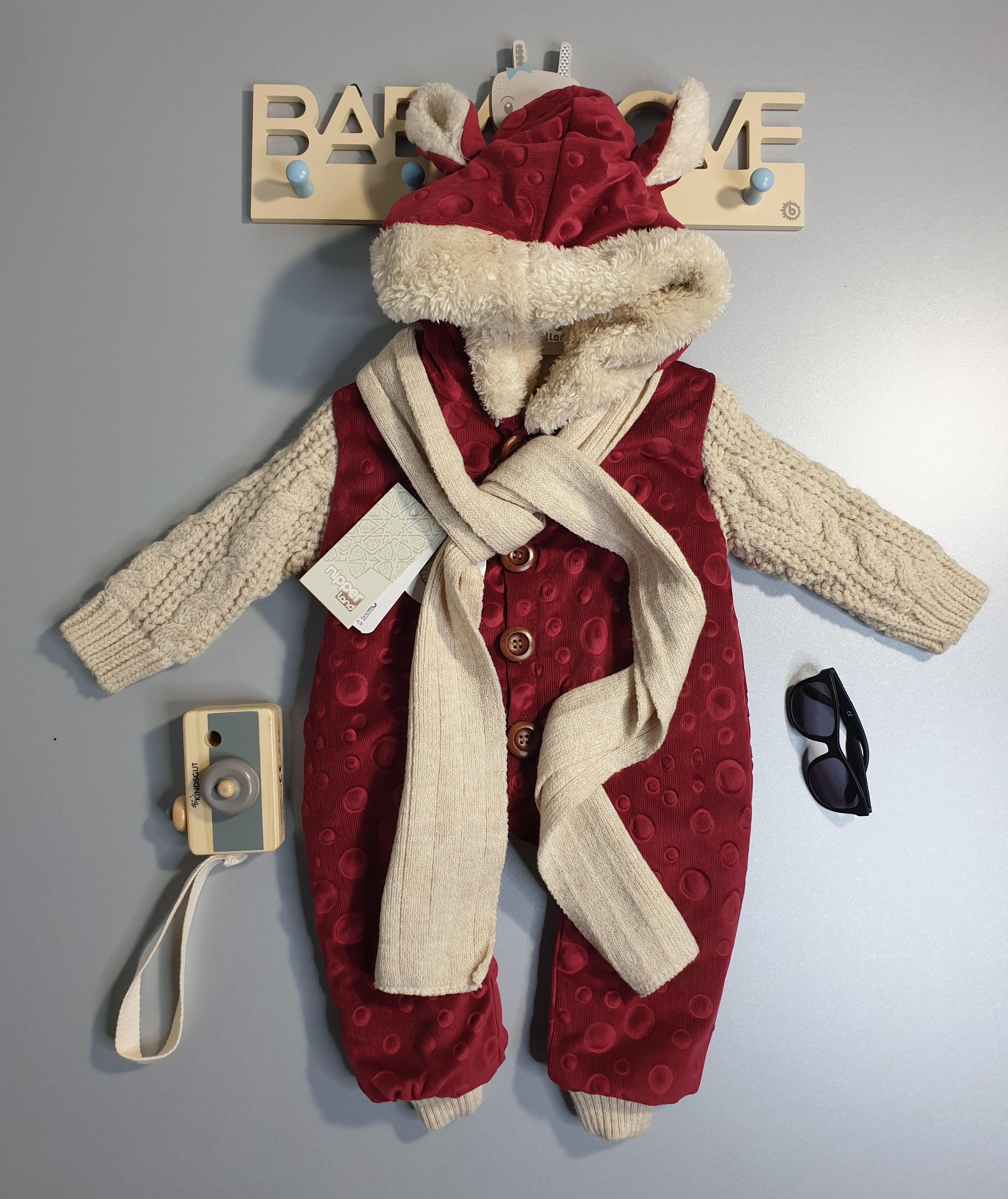 Kuscheliger Baby-Jumpsuit mit Kapuze,Schal-Bordeauxrot.