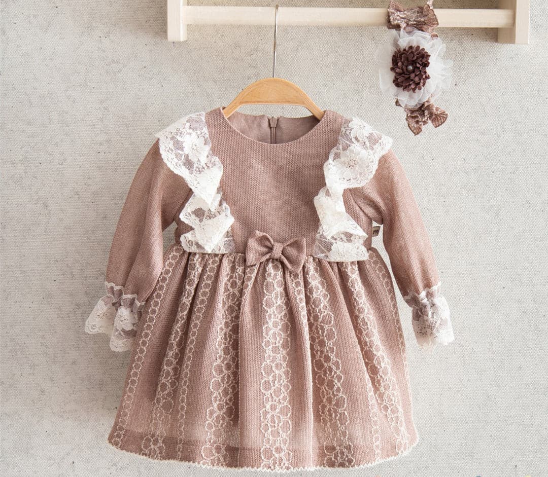 Schickes Kleid mit Spitze und Stirnband im Set-3567 muffinandco.