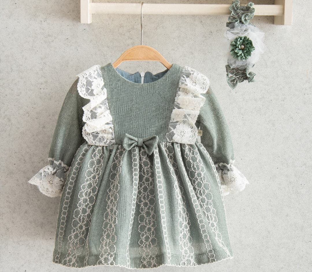Schickes Kleid mit Spitze und Stirnband im Set-3567 | muffin&co