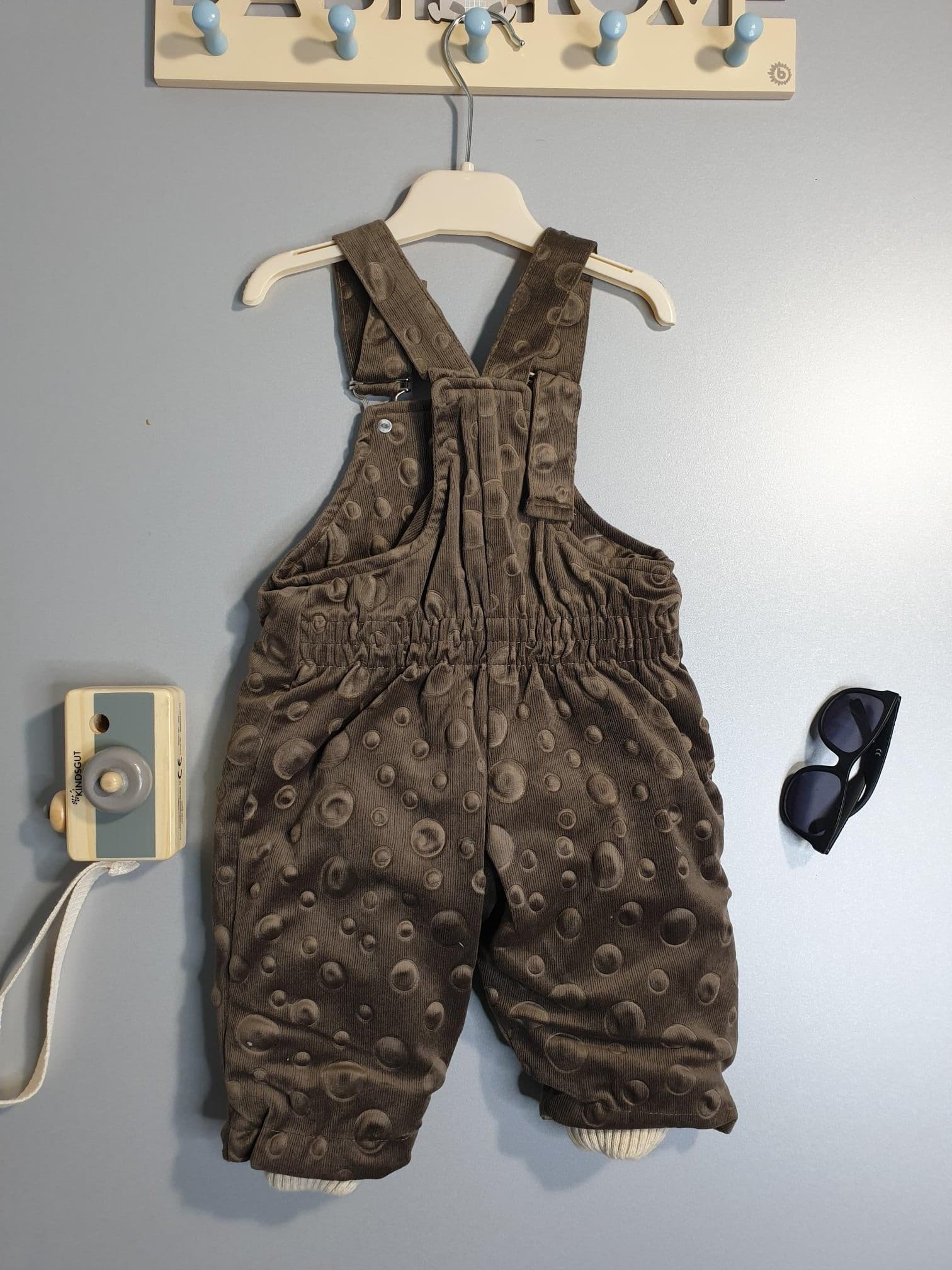 Nipperland baby Jacke mit Kapuze und eine passende Latzhose-Braun.