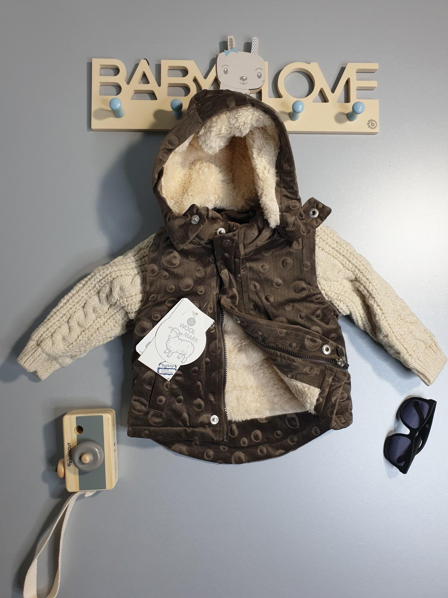 Nipperland baby Jacke mit Kapuze und eine passende Latzhose-Braun.