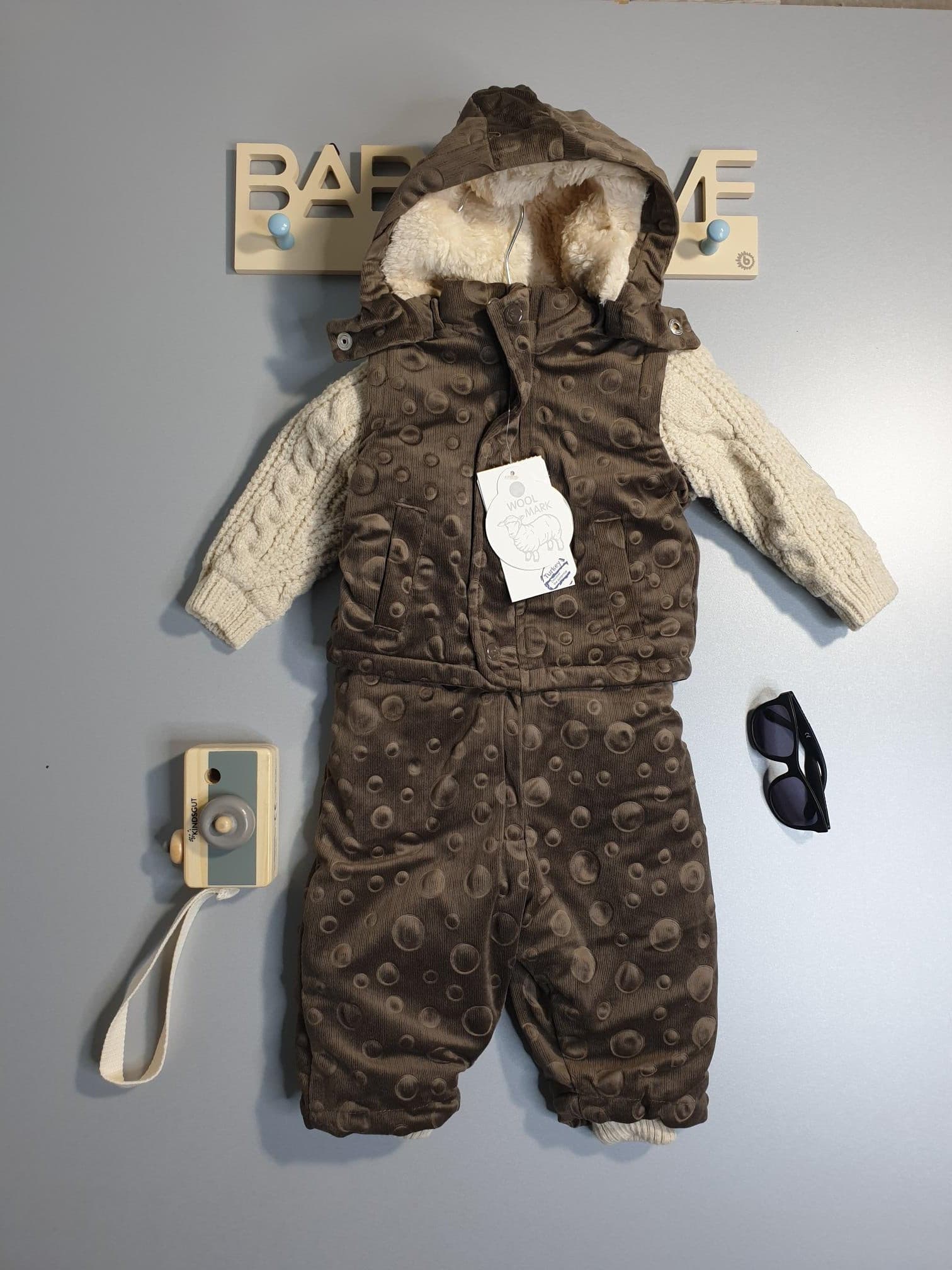 Nipperland baby Jacke mit Kapuze und eine passende Latzhose-Braun.