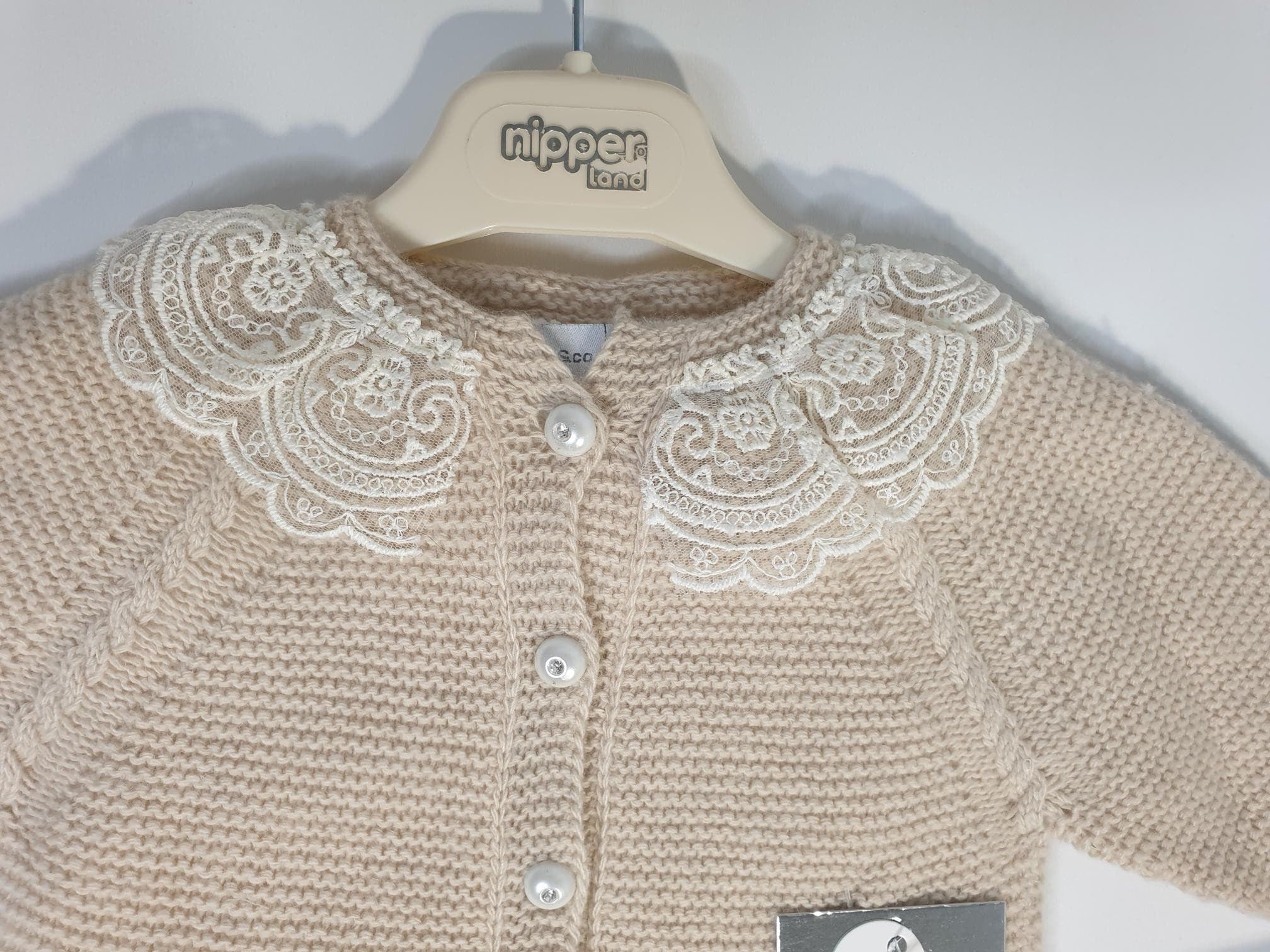 Muffinandco-Strickoverall mit Spitz-Kragen muffinandco.