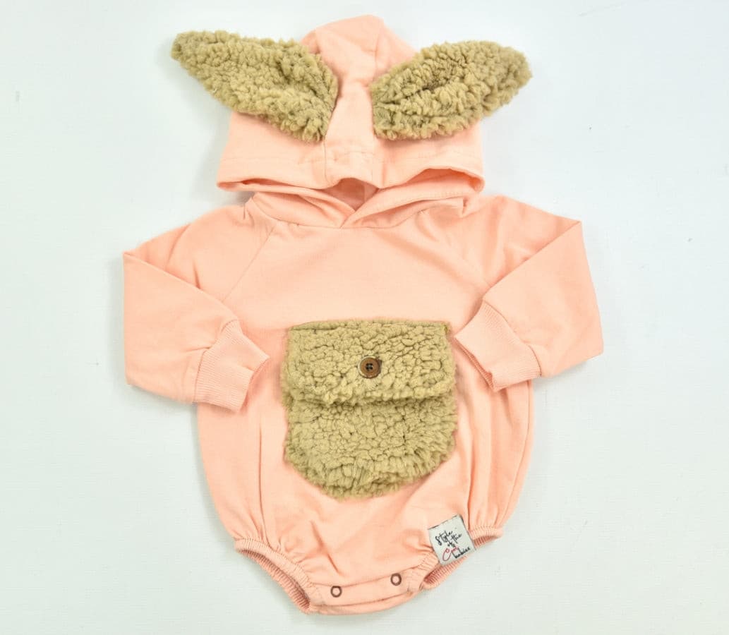 Langärmliger Body mit Ohren und Brusttasche | muffin&co