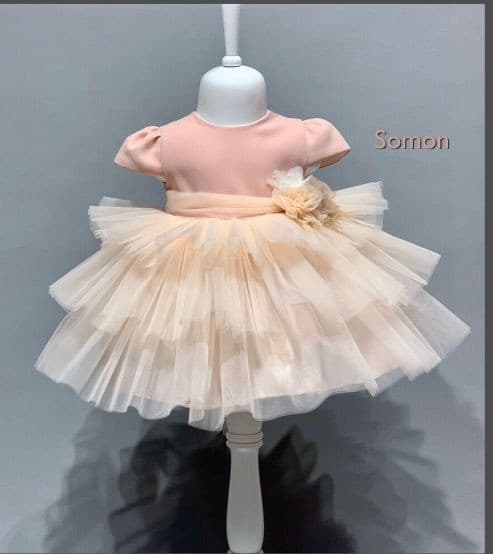 Tüllkleid mit Blumengürtel Lachsfarbe | muffin&co
